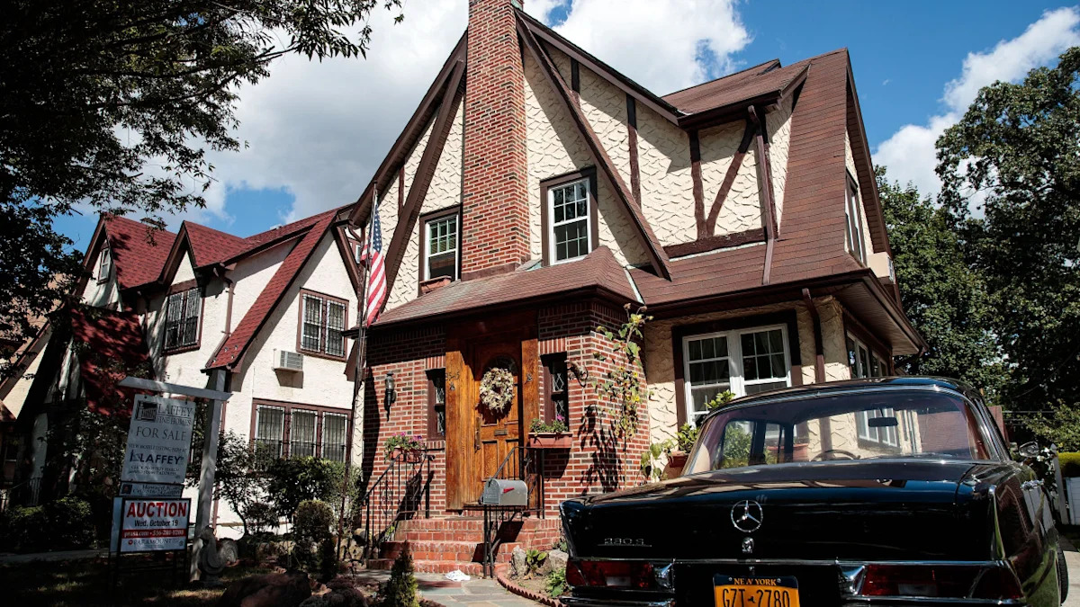 A casa de infância de Trump em Queens é vendida por US$ 1,93 milhão após o desenvolvedor gastar US$ 500 mil para demolir um 'quarto de gato infestado de mofo'.