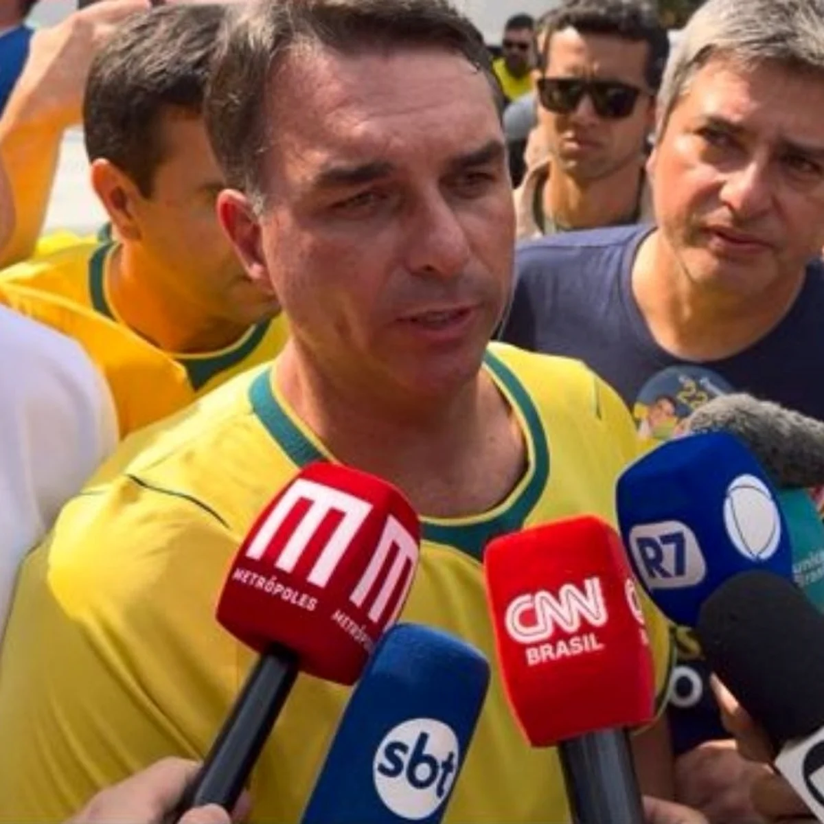 Mendonça manda derrubar até memes sobre Flávio Bolsonaro e Nossa Senhora