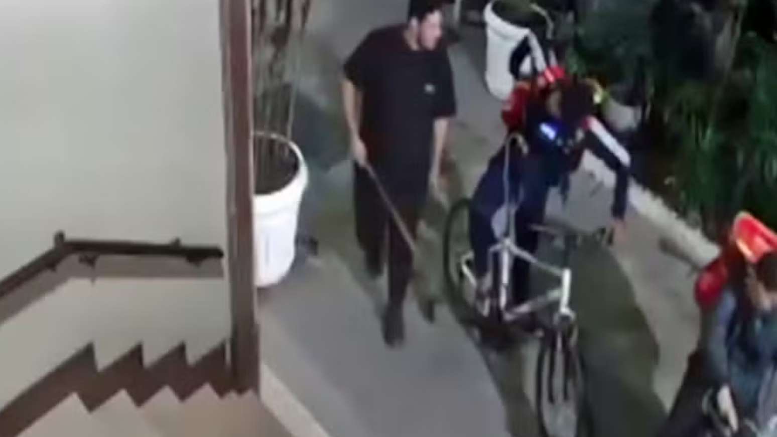 Entregadores s&atilde;o suspeitos de linchar ciclista em Copacabana