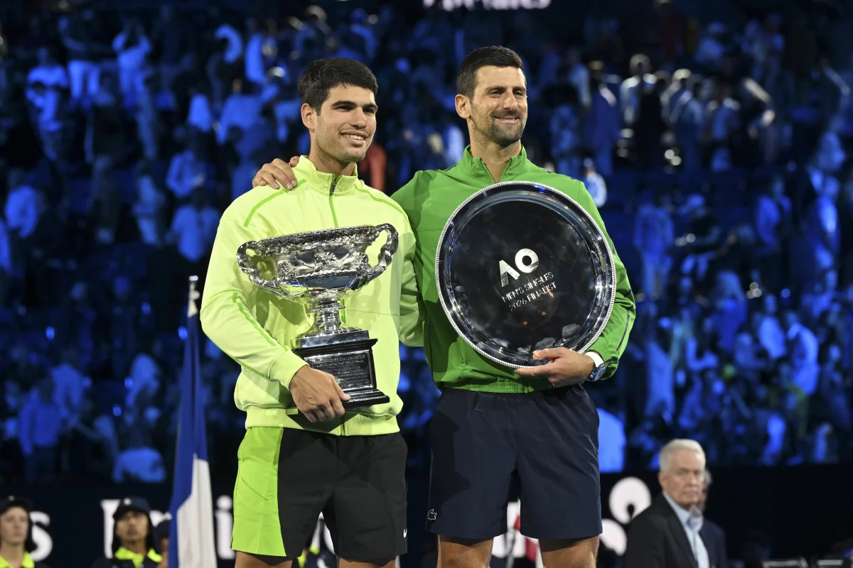 Foto colorida de Alcaraz e Djokovic - Metrópoles