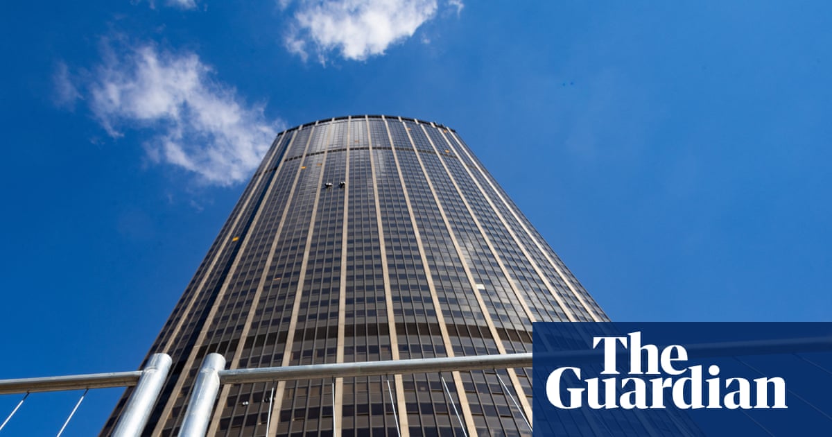 Alto, escuro e odiado: o plano de renovar 'o prédio mais feio de Paris' foi suspenso