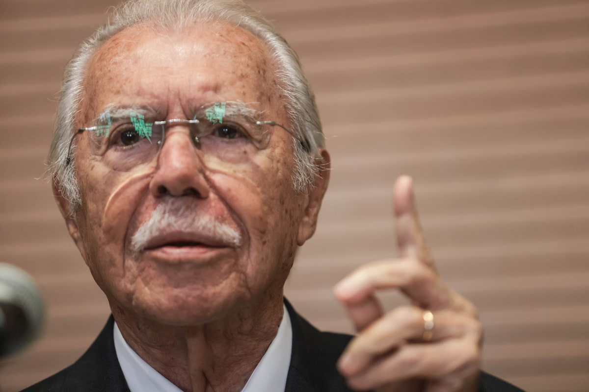 José Sarney continua internado em hospital em SP e tem previsão de alta para a próxima semana