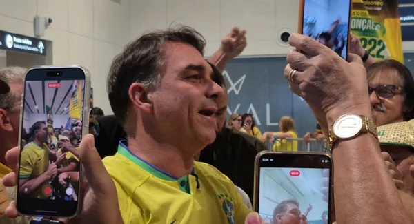 Flávio aciona TSE contra alegação de que é contra reajuste do Bolsa Família