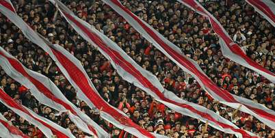 Torcedores do River Plate incentivando a equipe durante a partida de playoff da Copa Sul-Americana 2026, entre River Plate e Independiente Santa F&eacute;, da Col&ocirc;mbia, no Est&aacute;dio Monumental Antonio V. Liberti, em Buenos Aires, Argentina, em 26 de agosto de 2026 Foto: Juan Manuel Baez/NurPhoto via Getty Images