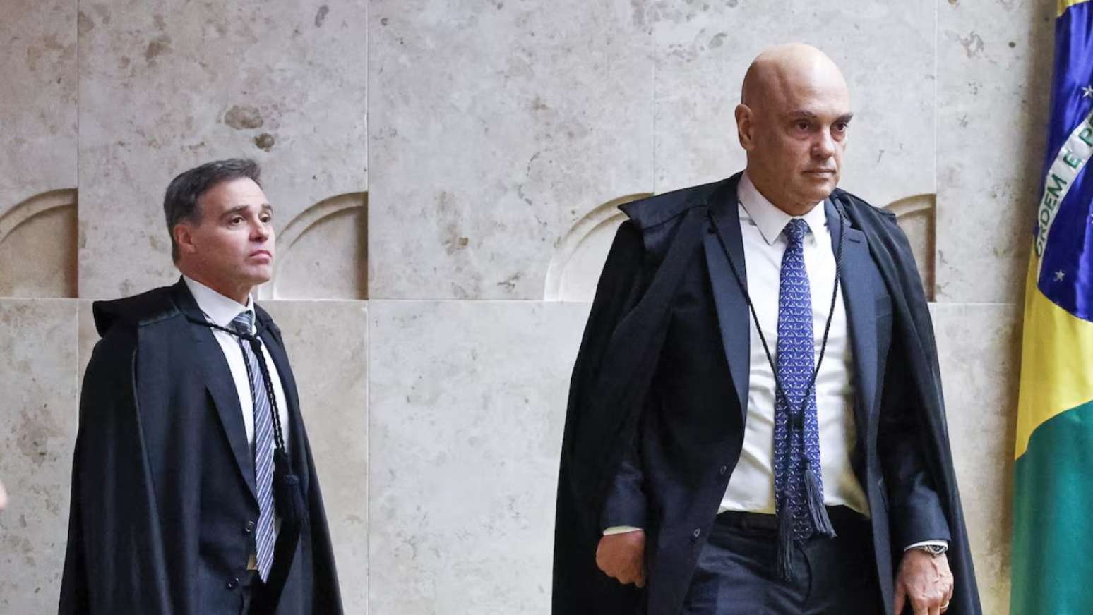 Ministros André Mendonça e Alexandre de Moraes no plenário do STF.