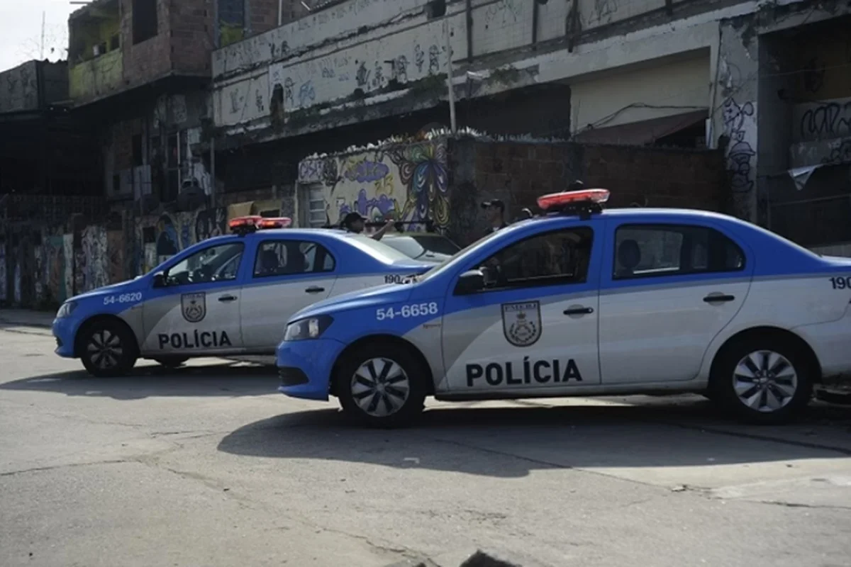 Imagem da matéria: PMs são presos por trocar propina por escolta particular no Rio