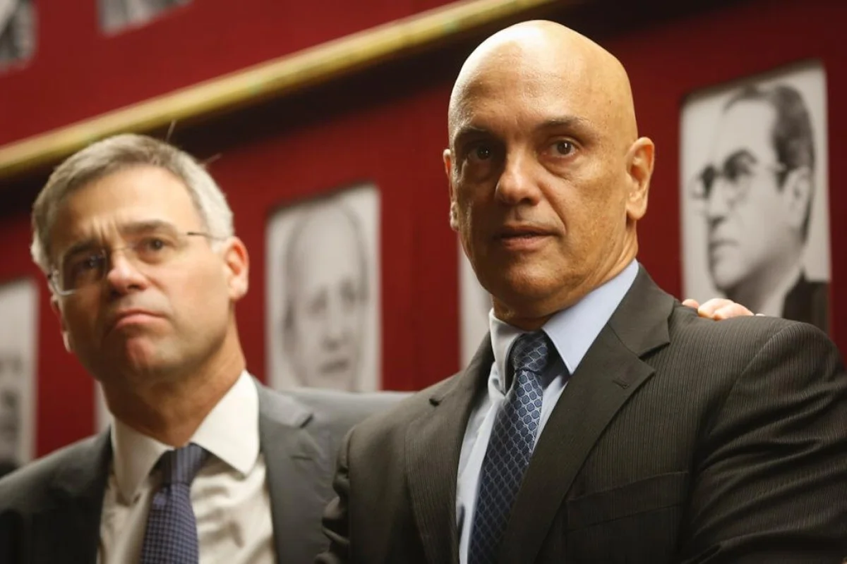 Ministro STF Alexandre de Moraes ao lado de André Mendonça durante evento no STF - Metrópoles