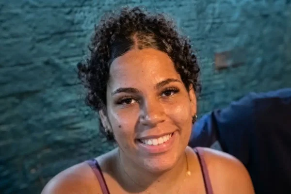 Mulher morre a facadas no 56º feminicídio de 2026 em GO; marido é suspeito