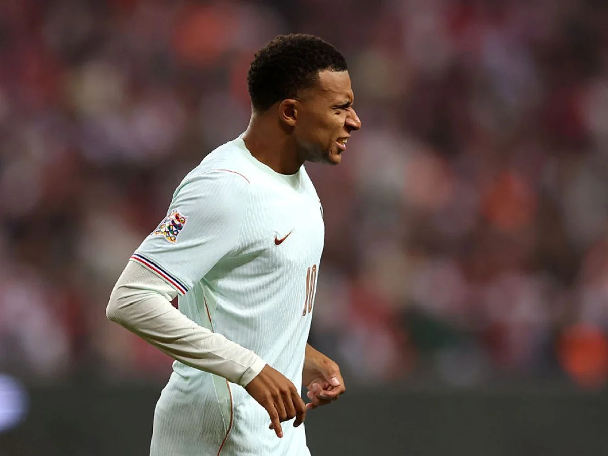 Mbappé marca gol contra a Turquia, sente joelho esquerdo e deixa o gramado