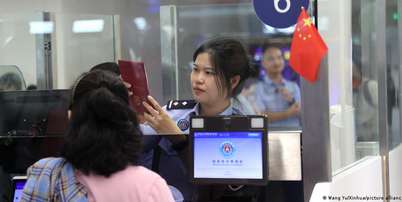 China estaria exigindo que pesquisadores, fundadores e executivos de destaque do setor de IA obtenham autoriza&ccedil;&atilde;o antes de viajar ao exterior Foto: DW / Deutsche Welle
