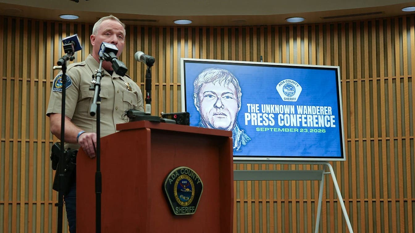 O mistério dos assassinatos por Tylenol se aprofunda após o escritório do xerife resolver um caso frio de décadas sobre o 'Desconhecido Vagabundo'.