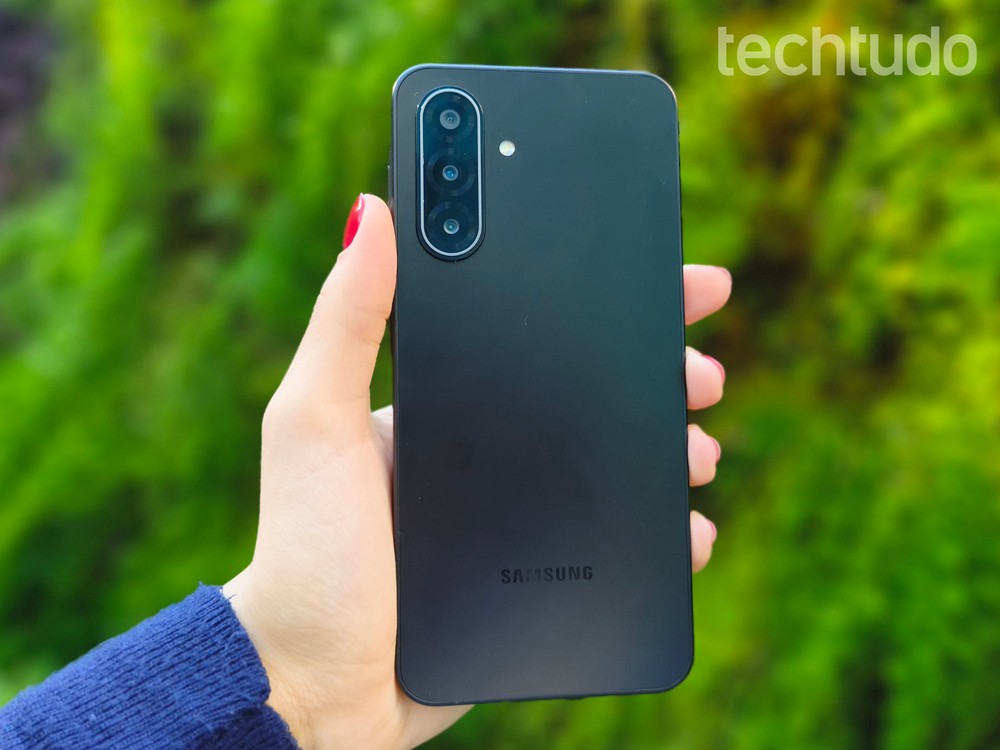 Traseira do Galaxy A17, terceiro aparelho da nossa seleção — Foto: Julia Rabaça/TechTudo