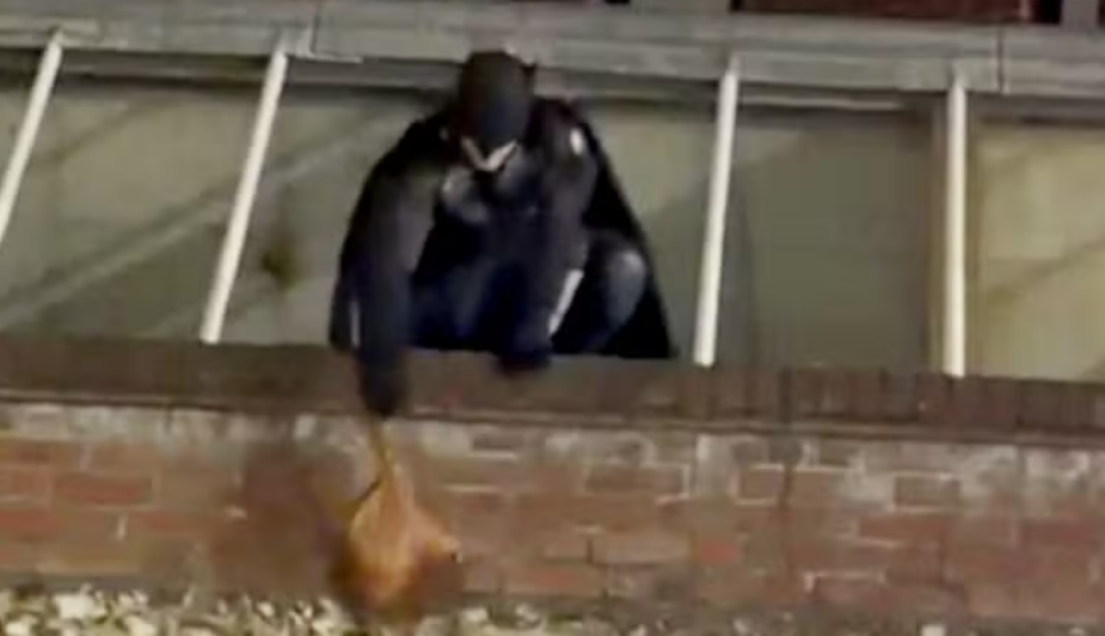 Homem vestido de Batman persegue ladr&atilde;o e recupera bolsa roubada na Inglaterra