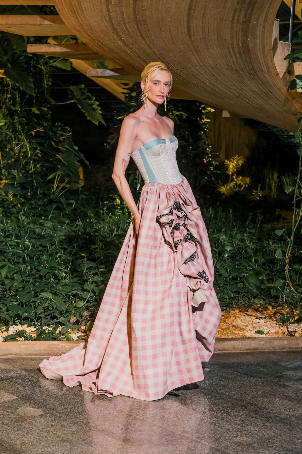 Vivi Orth retorna à passarela da terceira edição do Metrópoles Catwalk