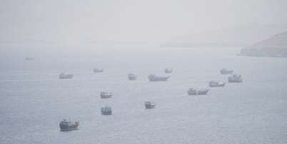 FOTO DE ARQUIVO: Embarca&ccedil;&otilde;es pr&oacute;ximas ao Estreito de Ormuz, vistas de Musandam, Om&atilde;, em 2 de setembro de 2026. Foto: REUTERS - Stringer / RFI