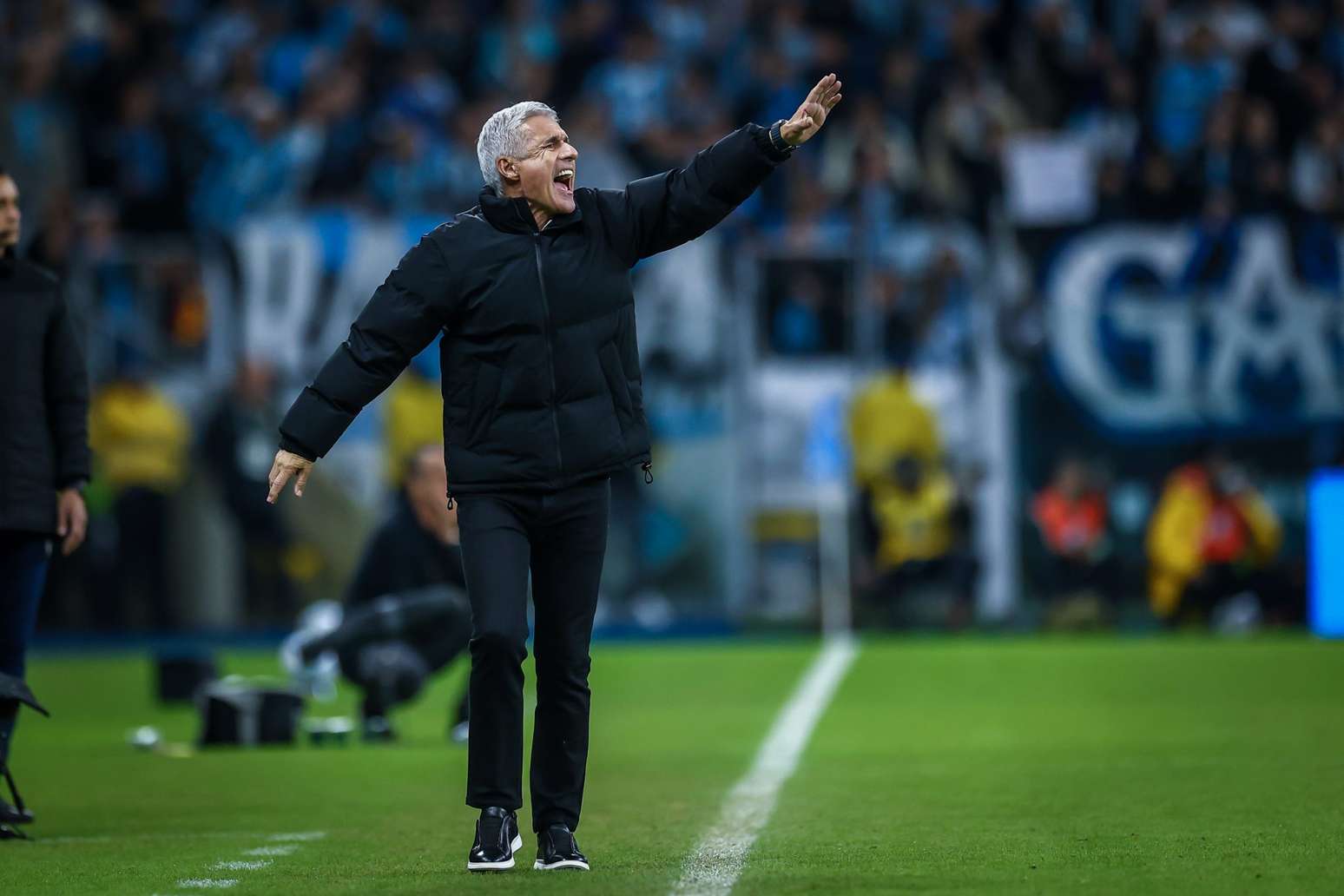 Imagem da matéria: Luís Castro se irrita com jornalistas em coletiva após derrota para o Vasco