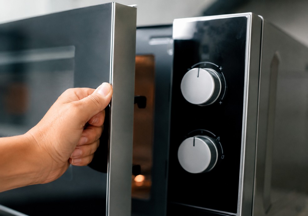 Como descongelar frango no micro-ondas: veja jeito certo de fazer
