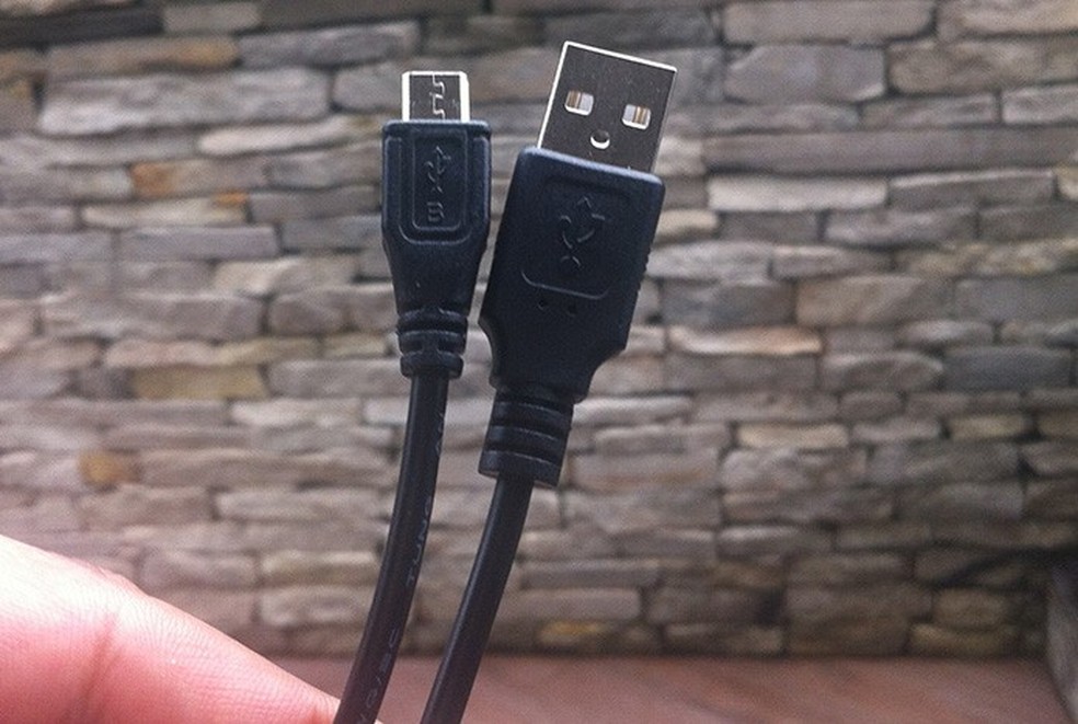 É possível transformar TV antiga em smart com cabo USB? Entenda