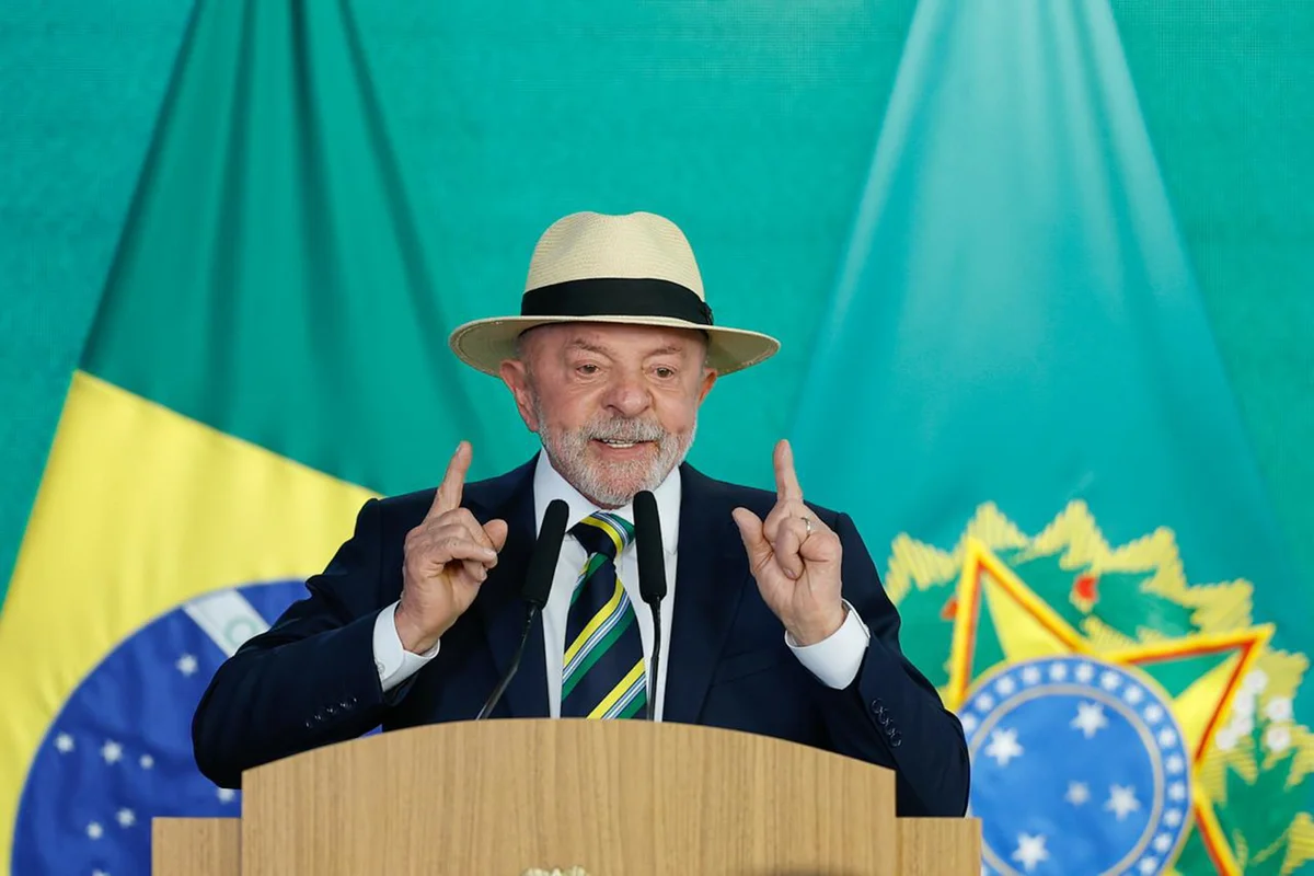Imagem da matéria: Lula tenta reagir a avanço de Flávio e sanciona PL para motoristas de app