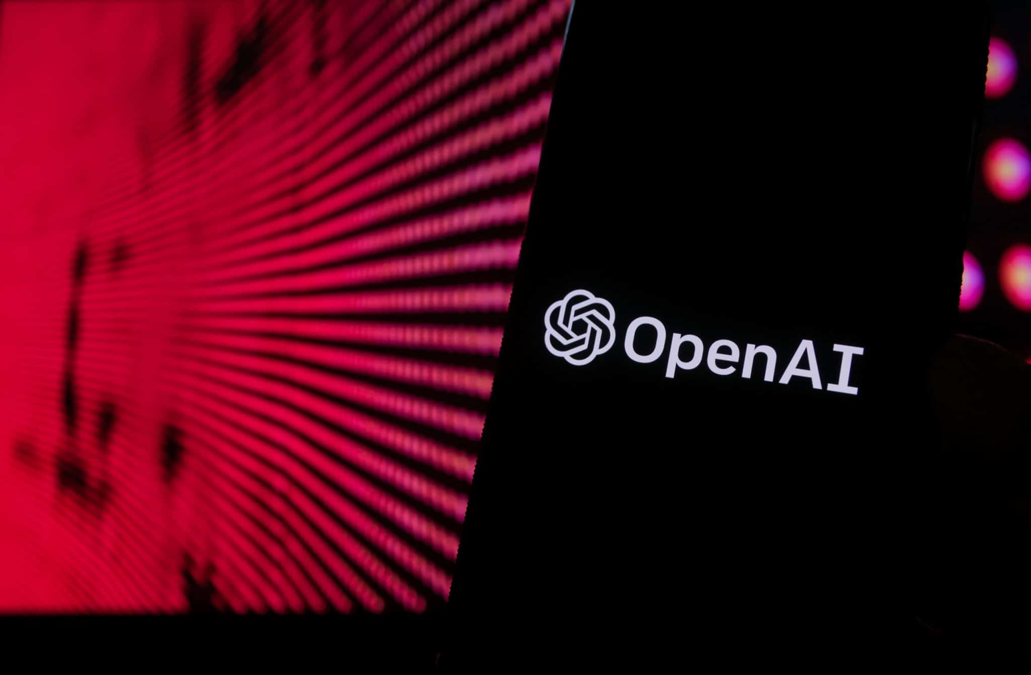 Logo da OpenAI na tela de um smartphone