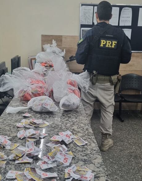 PRF prende homem com 3 mil pedras de crack e 500 pinos de cocaína na Via Dutra, em Volta Redonda (RJ)
