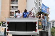 Carreata em comércio e casas do Guará