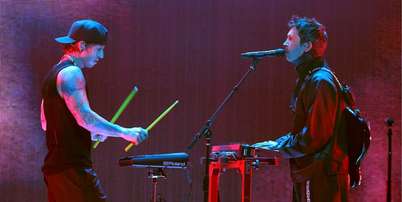 Josh Dun e Tyler Joseph, do Twenty One Pilots, se apresentam no palco durante o iHeartRadio ALTer EGO, em janeiro de 2026 Foto: Kevin Winter/Getty Images para o iHeartRadio / Rolling Stone Brasil