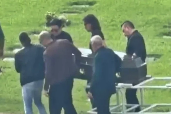 Renner ficou ao lado de Rick “o tempo todo” em velório, dizem amigos - destaque galeria