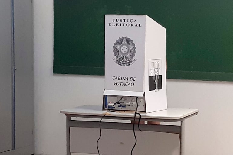 Eleitor não pode tirar selfie nem entrar na cabine de votação com celular e relógios inteligentes