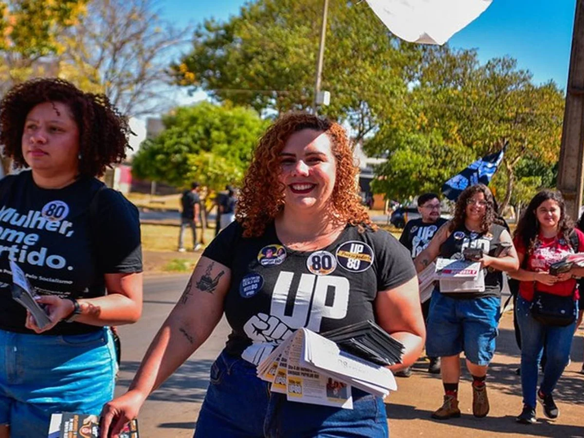 Samara Mineiro faz campanha na Rodoviária e celebra resultado de pesquisa