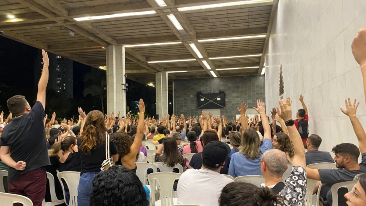 Professores de escolas particulares de BH discutem greve nesta quinta