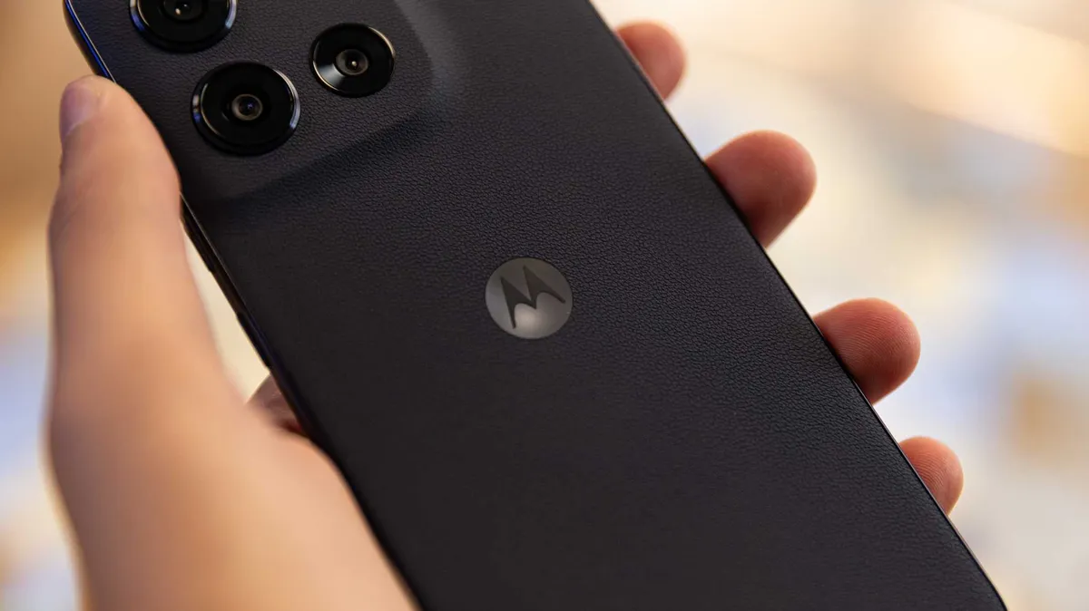 Imagem da matéria: Magalu derrete preço do Moto G86 de 256 GB; celular funciona mesmo molhado