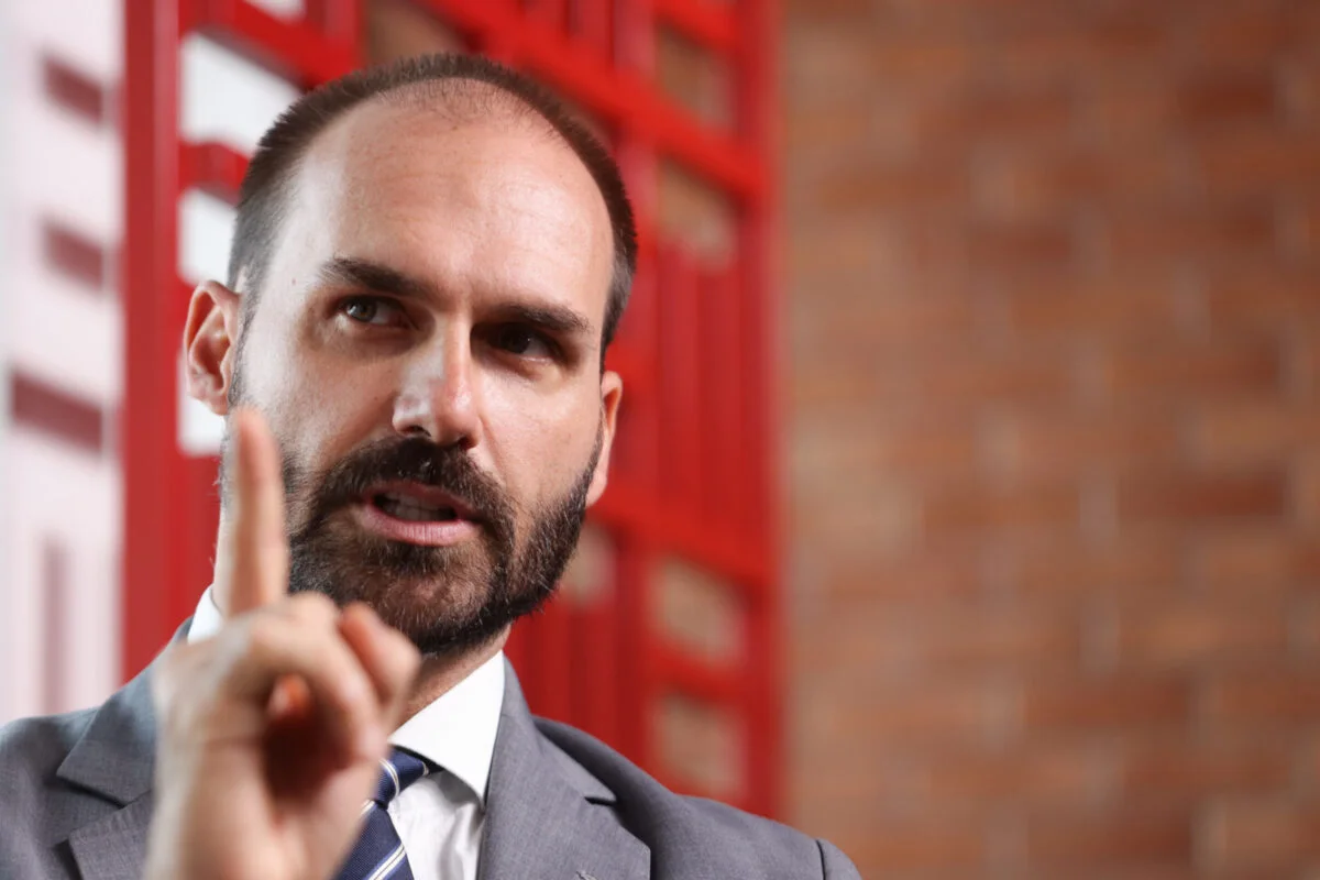 Eduardo Bolsonaro é demitido da PF por abandono de cargo