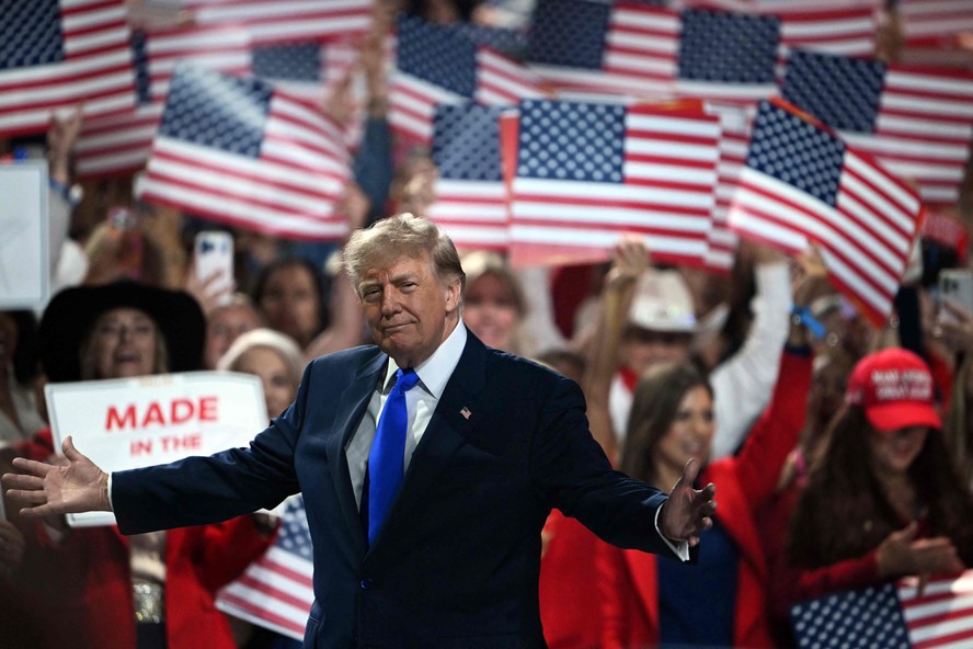 Análise: Em novo escárnio à democracia, Trump revela desespero ao oferecer dinheiro para americanos votarem nos republicanos