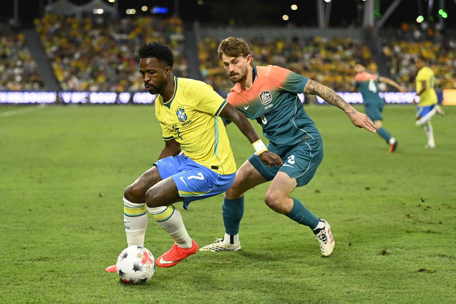 Vinicius J&uacute;nior, do Brasil, e Connor Metcalfe, da Austr&aacute;lia, disputam a bola durante o amistoso internacional entre as sele&ccedil;&otilde;es da Austr&aacute;lia e do Brasil