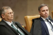 Os ministros Flávio Dino e André Mendonça