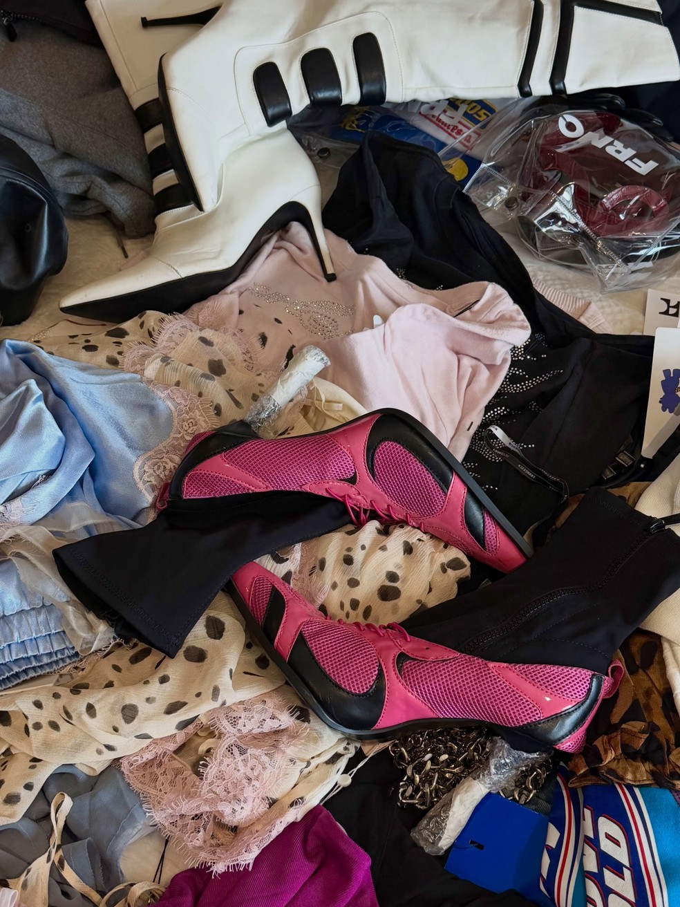 Após polêmica, estilista de Virginia fala de look ousado na F1: 'A sensualidade faz parte da identidade dela'