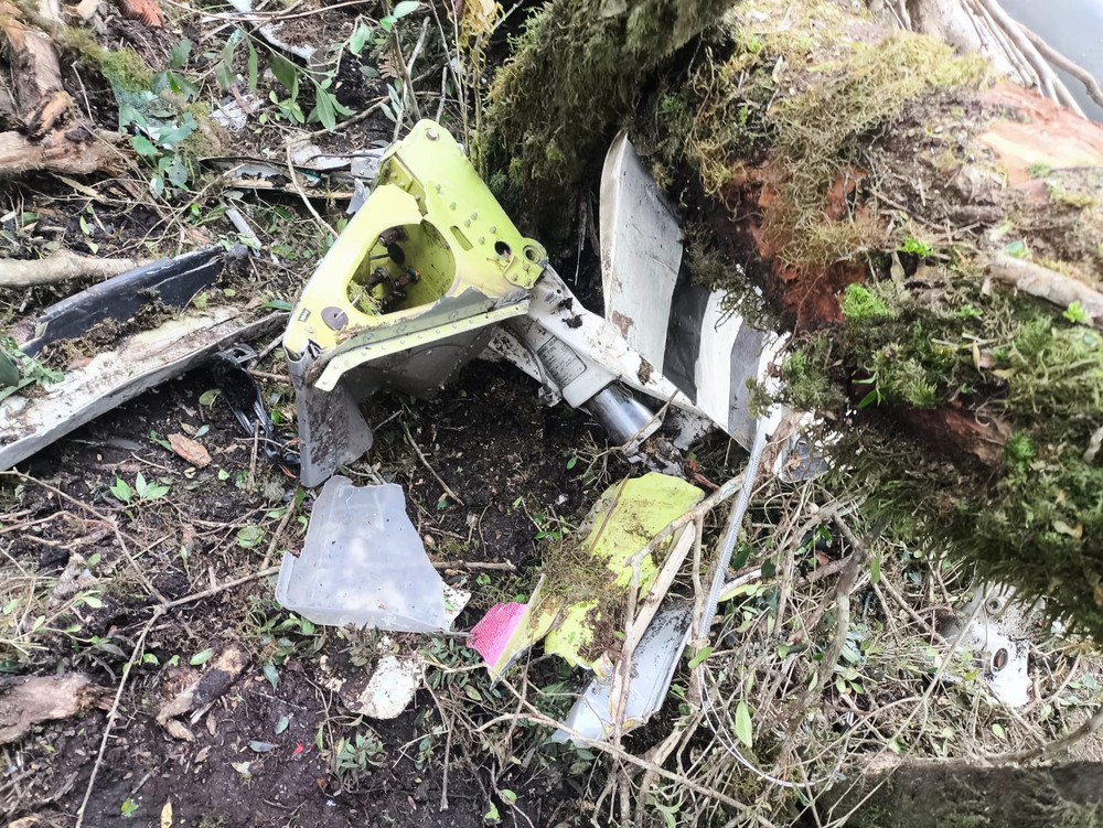 Destroços do helicóptero que caiu e resultou na morte do cantor Rick e de outras quatro pessoas em SC — Foto: Equipe de Caçadores do Barriga