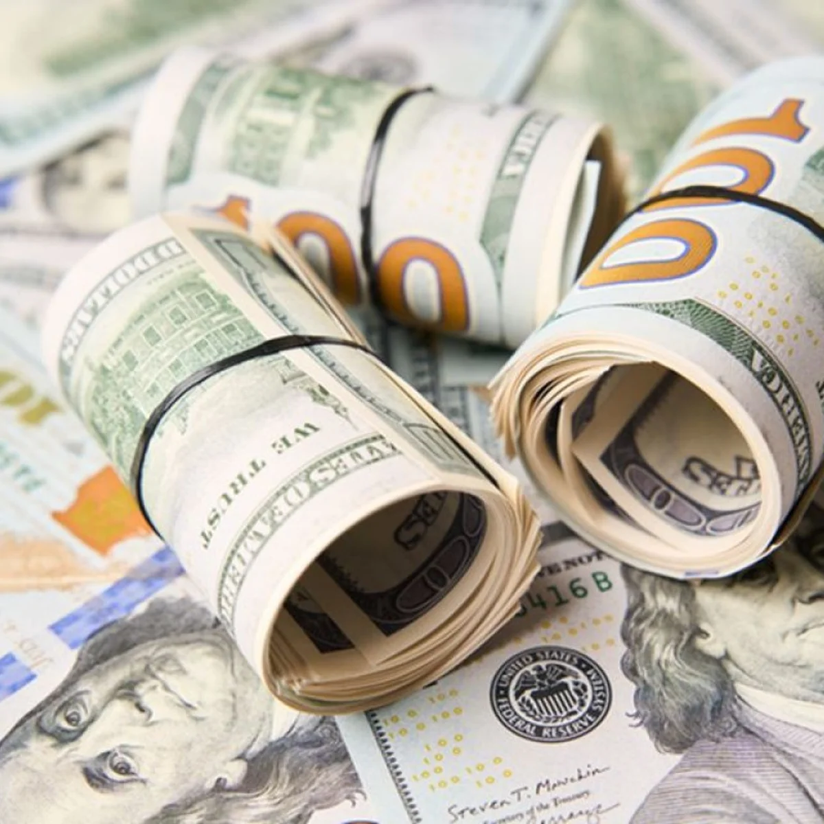 Dólar sobe com disparada do petróleo e inflação nos EUA. Bolsa cai