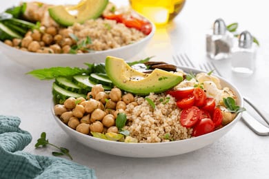 Saladas proteicas para o almoço: 5 receitas saudáveis e ricas em proteínas para aumentar a saciedade