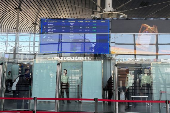 Emirados Árabes Unidos suspende voos de companhias aéreas iranianas enquanto sanções dos EUA pressionam o setor aéreo do Irã