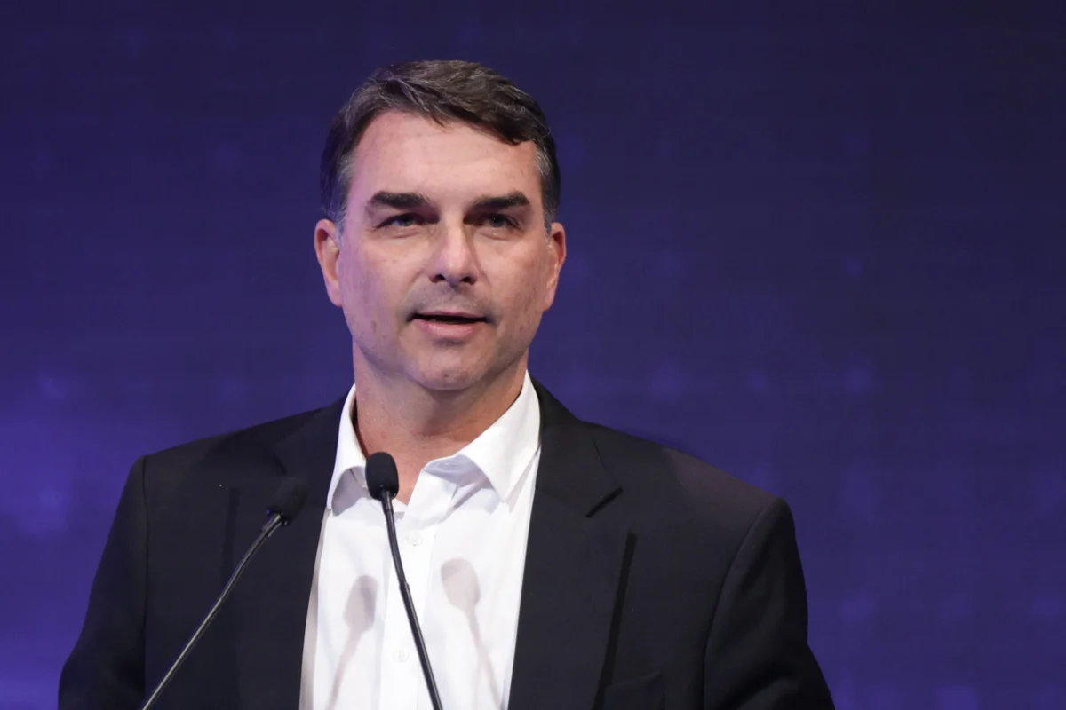 Flavio Bolsonaro participa do debate com os candidatos a presidente do Brasil para a eleição de 2026 no evento da Confederação Nacional da Indústria CNI metropoles 1