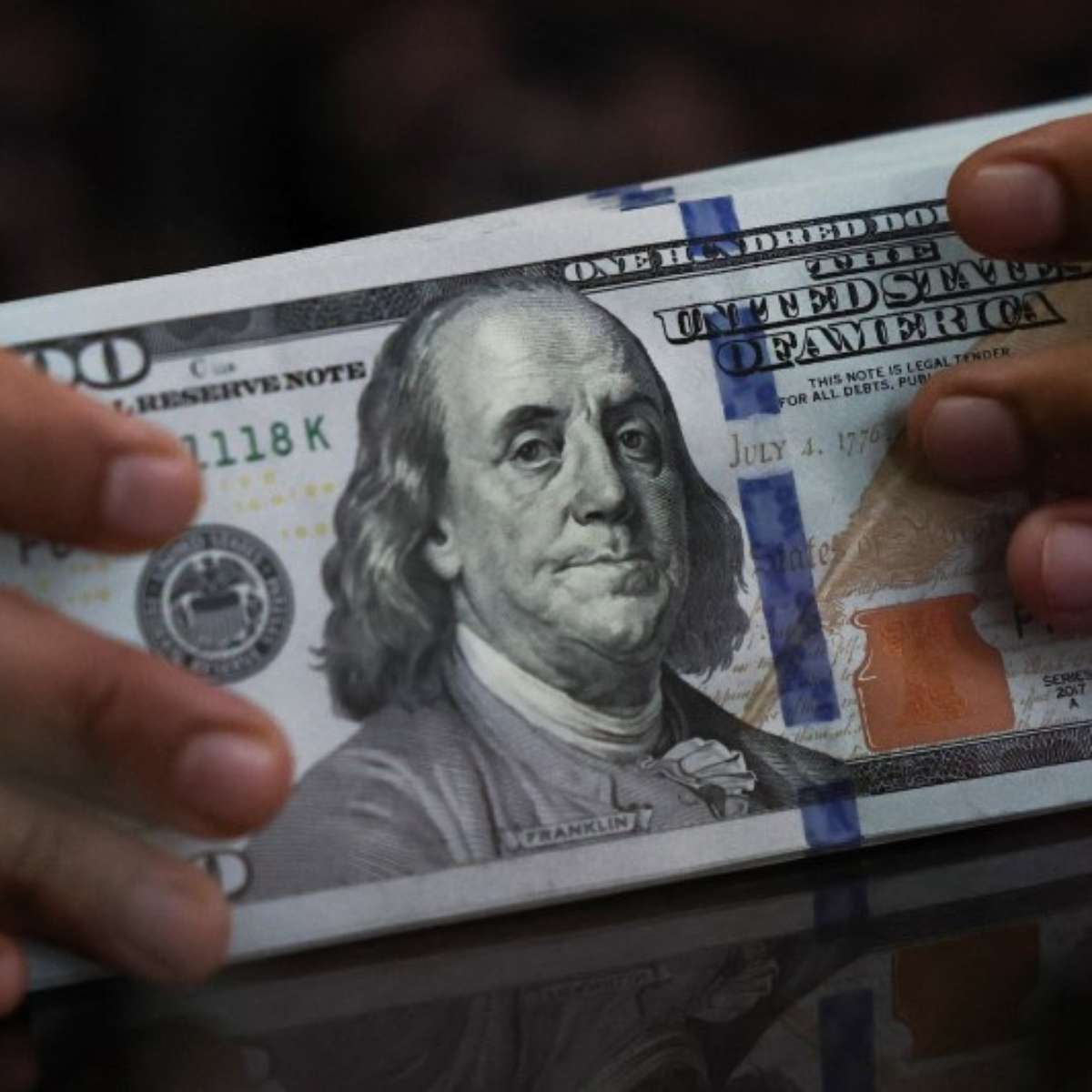 Dólar sobe e fecha perto dos R$ 5,20, com mercado de olho nas eleições no Brasil e nos juros dos EUA