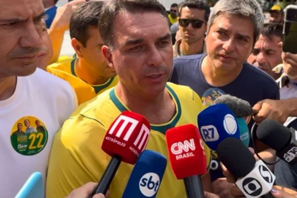 Mendonça manda derrubar até memes sobre Flávio Bolsonaro e Nossa Senhora