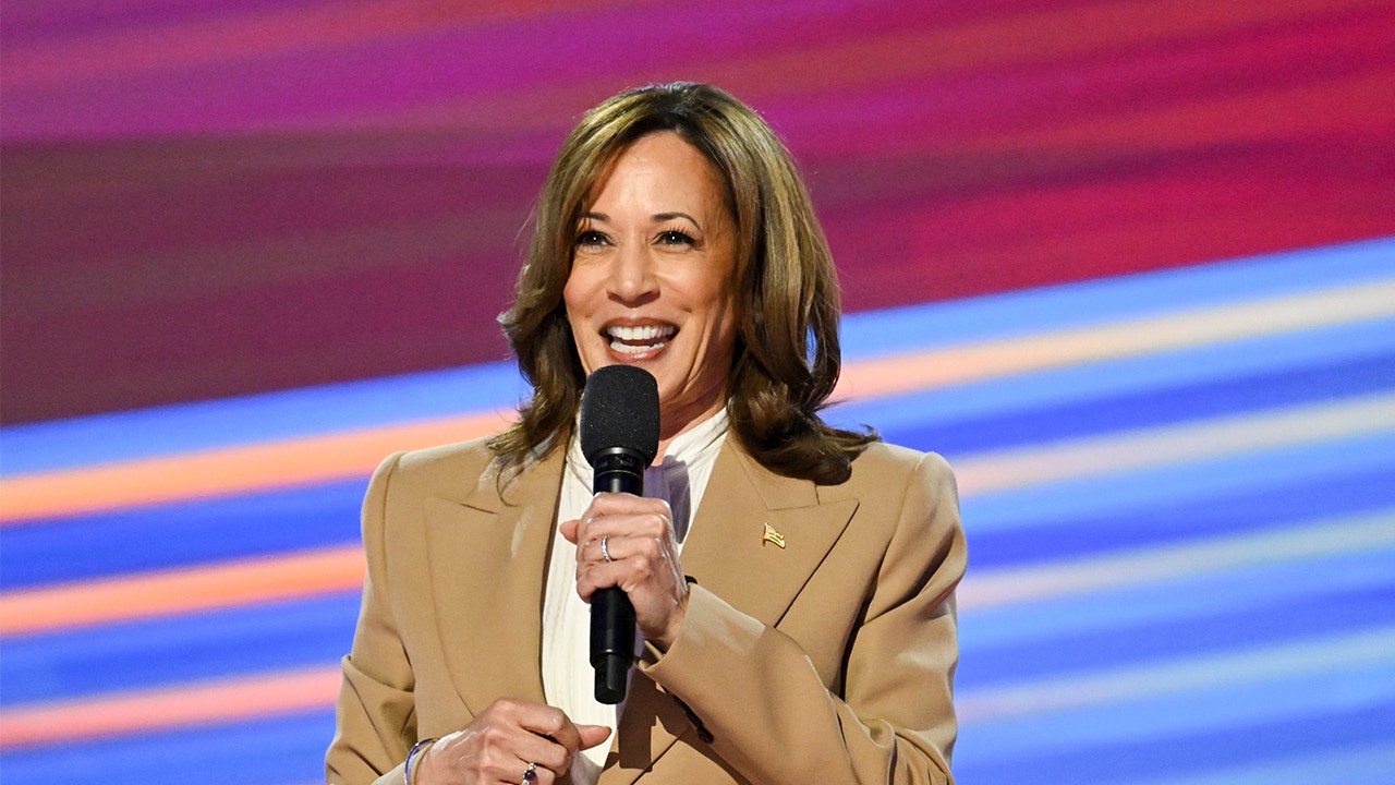 Kamala Harris usa uma analogia com flores para explicar algoritmos de redes sociais enquanto discute IA e eleições intermediárias