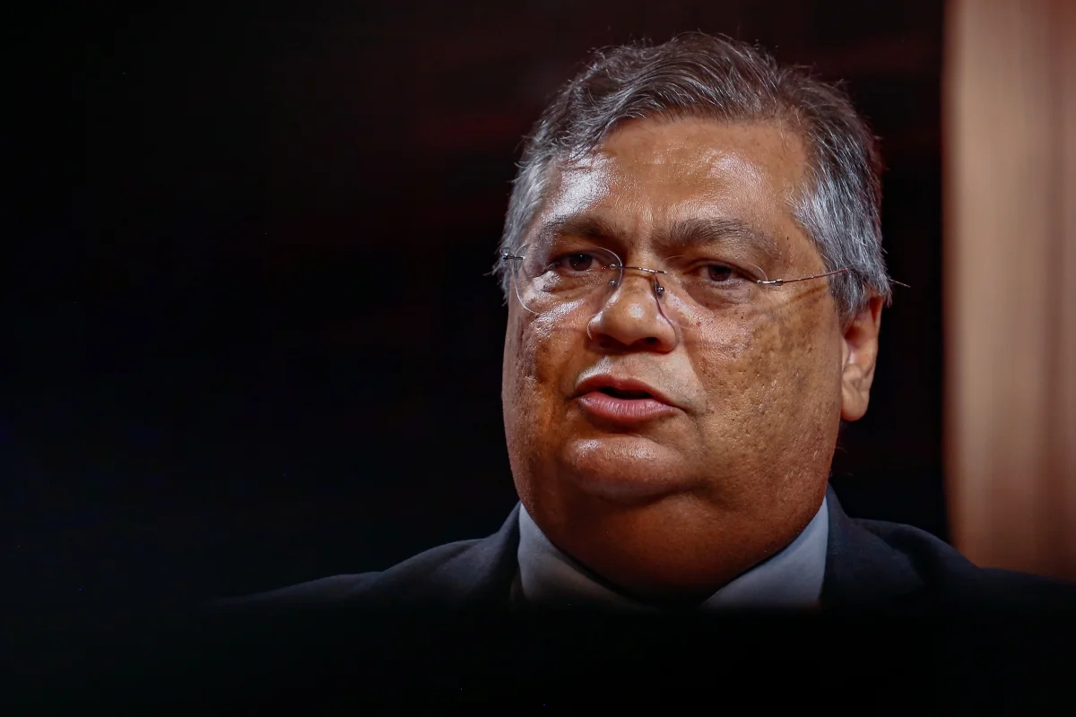 Assessora de Dino fala em “recalcados” e diz que chefe “brilhou” em sessão