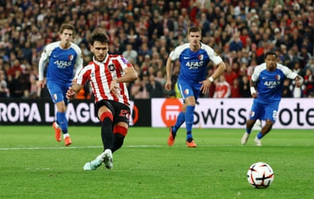 Le Fée fires home the decisive penalty