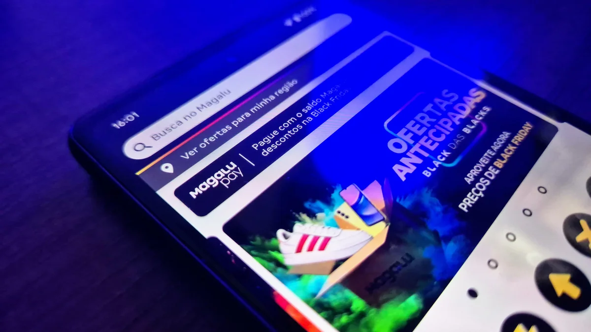 Celular com o app do Magalu aberto