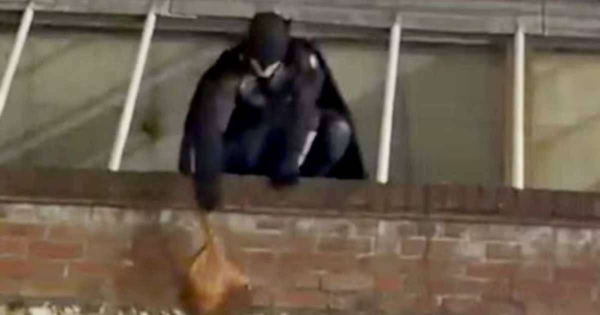 Homem vestido de Batman persegue ladrão e recupera bolsa roubada na Inglaterra