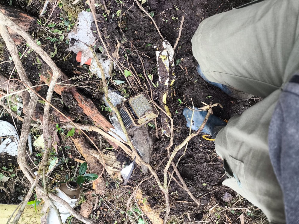 Destroços do helicóptero que caiu e resultou na morte do cantor Rick e de outras quatro pessoas em SC — Foto: Equipe de Caçadores do Barriga